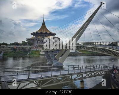 La Darul Hana Bridge consente ai pedoni di attraversare il fiume Sarawak dal lungomare per l Assemblea Legislativa dello Stato Edificio, Kuching, Sarawak, Malaysia Foto Stock