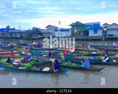 Mattina mercato galleggiante nel fiume Borneo Foto Stock