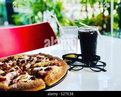 Pizza con coke Foto Stock