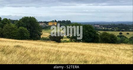 Giallo dower house. Stoke park station wagon. Bristol Foto Stock