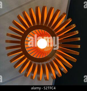 Una luce arancione brillante illuminazione moderna attrezzatura come visto dal di sotto Foto Stock