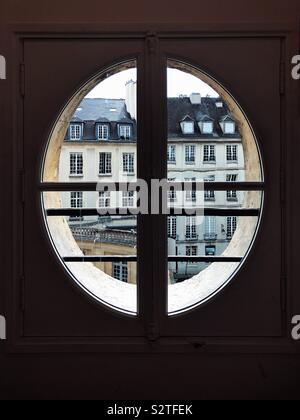 Vista di vecchi edifici di Parigi dalla finestra ovale in Museo Picasso nel quartiere Marais Foto Stock