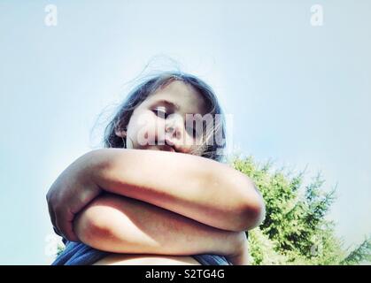 Guardando il giovane ragazza con bracci incrociati e espressione di disapprovazione Foto Stock