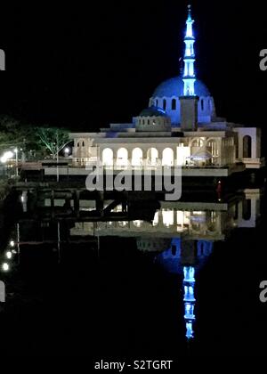 La moschea in India durante la notte si riflette nel fiume Sarawak Kuching, Malaysia Foto Stock