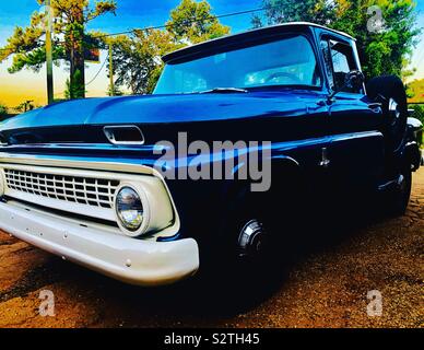 Classic blu e bianco carrello parcheggiato con sunrise in background Foto Stock