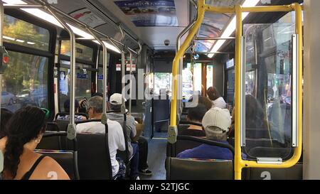 LOS ANGELES, CA, LUG 2019: interni la Metro autobus con passeggeri che viaggiano attraverso il centro cittadino Foto Stock