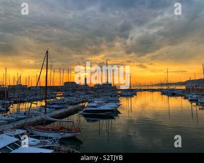Tramonto sulla Marina e il faro. Trieste, Italia. Foto Stock