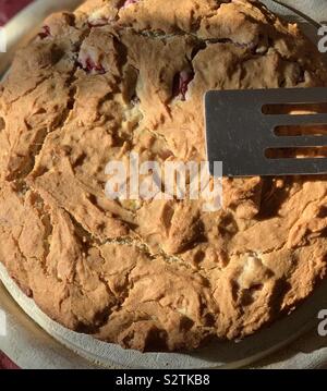 Yummy senza glutine in casa banana fragola prima colazione il pane sulla tavola soleggiato al mattino. Foto Stock