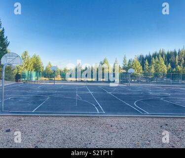 Da Basketball presso una scuola tra la foresta durante le ore diurne Foto Stock