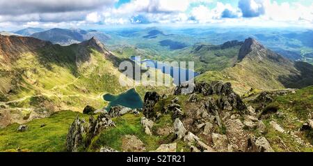 Vista Panoramica verso est dalla cima di Mount Snowdon oltre Glaslyn e Llyn Llydaw, Agosto. Foto Stock