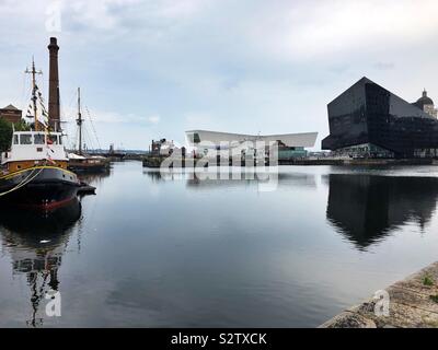 Liverpool Museum e l'isola di Mann edificio viste da tutta Liverpool docks. Foto Stock