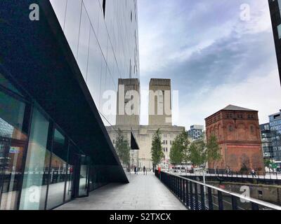 Gli edifici intorno a Liverpool waterfront. L'isola di Mann edificio a sinistra, St George's dock ventilazione e centro di controllo a distanza. Foto Stock