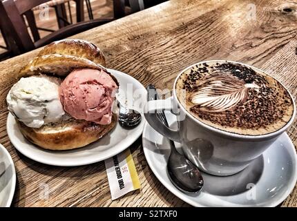 Cappuccino con lamine e Brioche con Gelato Foto Stock