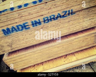 Pallet di tavole di legno compensato con made in Brasile stampigliato sul lato, New York City, Stati Uniti d'America Foto Stock