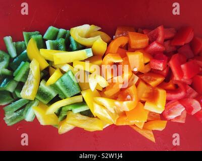Appena lavato e tritato verde, giallo, arancio e di peperoni rossi Foto Stock