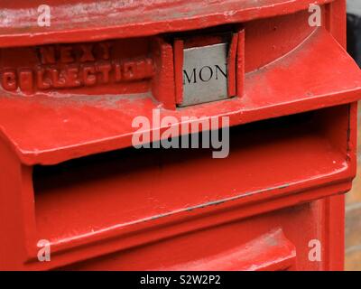 Rosso britannica Royal Mail casella postale. La consegna di lettere e pacchi postali. Sciopero. Post di natale Foto Stock