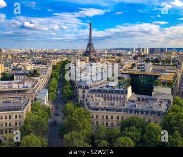 Il centro di Parigi e la Torre Eiffel e prelevato dalla sommità del Arc de Triomphe presso il Viale dei Campi Elisi. Foto Stock