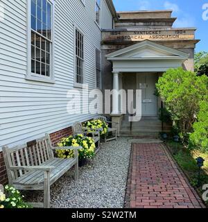 Sportello laterale della Quaker Meeting House, che è stata acquisita da Nantucket Associazione Storica nel 1894. Nantucket, Massachusetts, Stati Uniti. Foto Stock