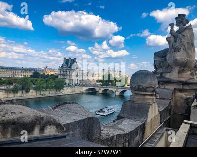 Una vista del museo del Louvre e il Fiume Senna dalla parte superiore del Musee D'Orsay a Parigi Francia. Foto Stock