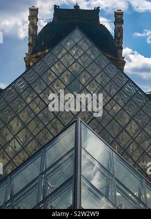 Il museo del Louvre con facciata di vetro nel triangolo anteriore in Parigi, Francia Foto Stock