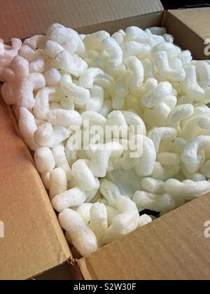 Noccioline di polistirolo in un cartone scatola di imballaggio Foto Stock