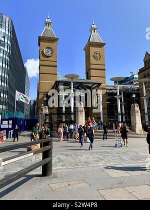 London, Regno Unito - 13 August 2019: le persone al di fuori della stazione di Liverpool Street. Foto Stock
