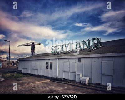 Sexyland cafe a NDSM Werf, Amsterdam-Noord, con la gru hotel in background Foto Stock