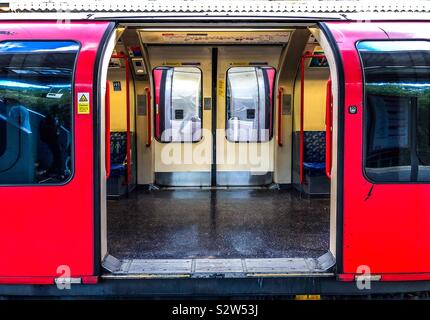 London Underground central line della metropolitana fino a porte aperte in corrispondenza della stazione . Foto Stock