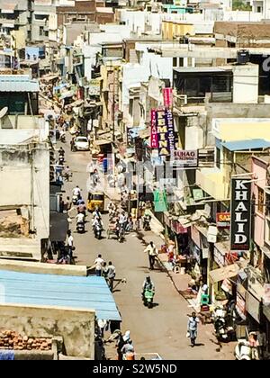 La vista della via dalla parte superiore del Charminar, costruito nel 1591, è un monumento e moschea Situato in Hyderabad, Telangana, India. Foto Stock