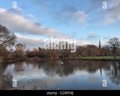 Lago a Clissold park, Stoke Newington, a nord di Londra, Hackney, la Chiesa con la guglia sto sfondo Foto Stock