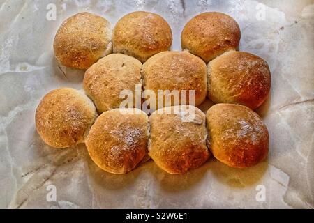 Il pane artigianale rulli di raffreddamento. Foto Stock