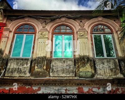 Piano superiore di un vecchio negozio di terrazzati house, Lumut, Perak, Malaysia Foto Stock