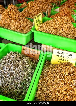 Secchi alla rinfusa di pesce fritto in vendita in Lumut, Perak, Malaysia Foto Stock