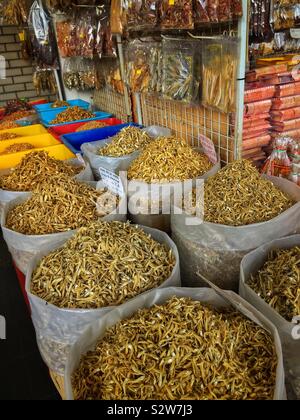 Secchi alla rinfusa di pesce fritto e altri frutti di mare per la vendita in Lumut, Perak, Malaysia Foto Stock