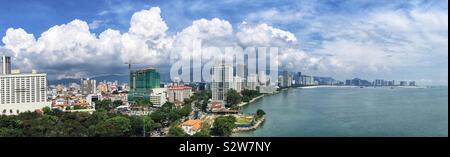 Vista panoramica di George Town di Penang, Malaysia, dall est & Orient Hotel, mostrando il grattacielo commerciale e residenziale della costa settentrionale dell'isola Foto Stock