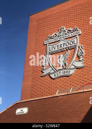 Anfield stadium Liverpool Football Club. Non vi troverete mai a camminare da soli lfc crest badge sulla parete dello stadio. Foto Stock