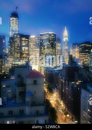 Vista notturna di Manhattan grattacieli cercando Park Avenue e da una falda di tetto in Murray Hill, NYC, STATI UNITI D'AMERICA Foto Stock