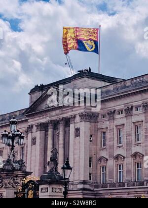 Buckingham Palace - residenza ufficiale della Regina Elisabetta - close up vista frontale con bandiera in pieno il montante in occasione della regina il compleanno - 05 Giugno 2019 - Londra, Regno Unito Foto Stock