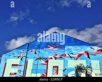 Edificio blu con graffiti su contro il blu intenso del cielo. Liverpool Baltic Triangle Foto Stock