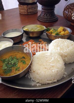 Autentica e gustosi piatti indiani thali vegetariano cibo con riso, dal, curry in un ristorante in Dharamsala, Himachal Pradesh, India del nord Foto Stock