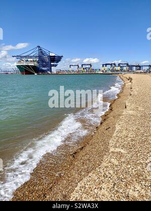 Felixstowe, Suffolk, Regno Unito - 18 August 2019: il porto di Felixstowe e la spiaggia di ciottoli di Landguard Point. Foto Stock