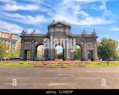 Puerta de Alcalá a Madrid in estate durante il giorno con il n. di persone Foto Stock