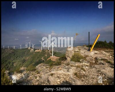 La fattoria del vento in cima di Punta de l'Aguila [Eagle Point] nell'Ascó, Catalogna, Spagna. Foto Stock