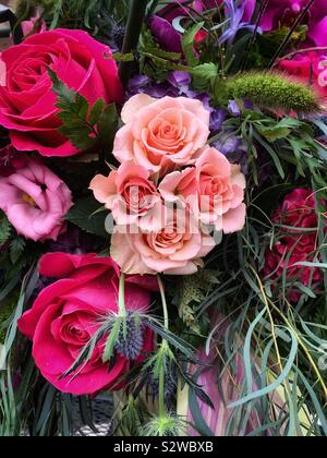 Splendida sistemazione floreale con profondo e rosa pallido rosa rose in piena fioritura. Foto Stock