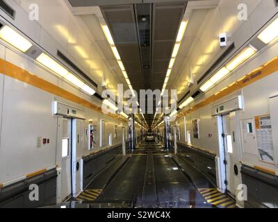 Interno del tunnel sotto la Manica in treno per auto Foto Stock