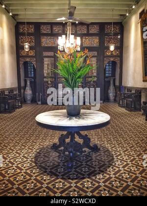 La sala ricevimento di Cheong Fatt Tze (aka La Residenza Blu), un palazzo di fine ottocento Palazzina Cinese restaurato ed eredità di mondo elencati, ora funziona come un hotel boutique, George Town, Penang, Malaysia Foto Stock