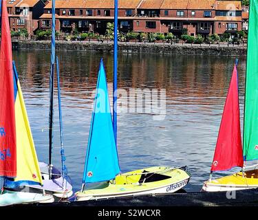 Piccole imbarcazioni con Coloratissime vele nel porto di Bristol Foto Stock