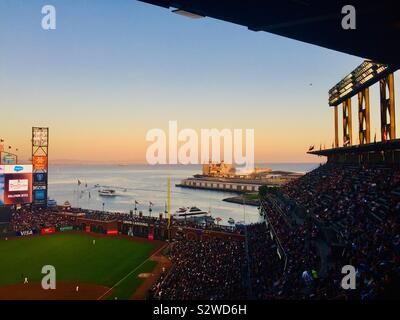 Una vista del tramonto della Baia di San Francisco da Oracle Park, casa dei giganti di Major League Baseball. Foto Stock