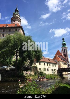 CESKY KRUMLOV, Cechia. 8 agosto 3019. Una vista dal fiume Moldava di persone su canoe avvicinando il patrimonio mondiale dell'UNESCO castello di Cesky Krumlov. Foto Stock