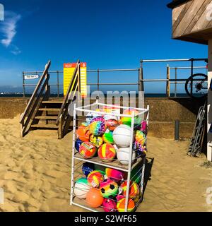 Spiaggia in vendita articoli di plastica palloni colorati per i giochi da spiaggia in sabbia a bassa marea Foto Stock